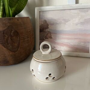 Ceramic Lidded Pot/Onion Jar - Cream